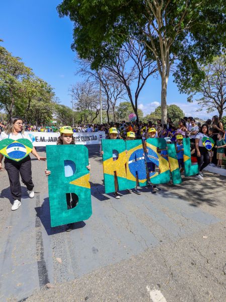 Público de 15 mil pessoas vibra com o desfile de 7 de Setembro em Ipatinga